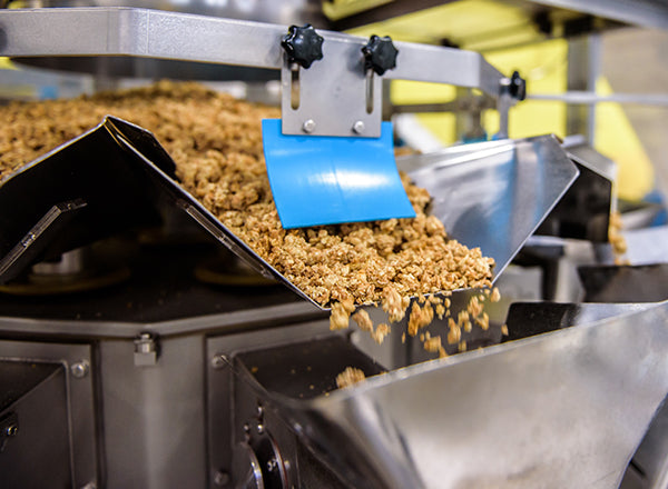 Nahaufnahme von der automatisierten Waage, die automatisch die entsprechende Menge an Krunchy abmisst, bevor es in den Beutel kommt.