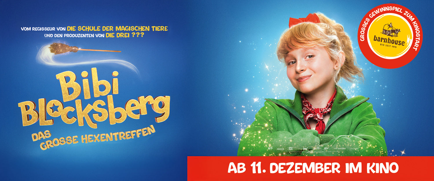 Filmplakat zu ‚Bibi Blocksberg – Das große Hexentreffen‘ mit einem blondem Mädchen in grüner Jacke, mit roter Schleife im Haar und rotem Halstuch vor blauem Hintergrund. Links im Bild steht der Filmtitel in goldener Schrift mit einem fliegenden Besen darüber. Rechts oben befindet sich ein rundes, rotes Logo mit gelbem Kreis und der Aufschrift: ‚Barnhouse – Großes Gewinnspiel zum Kinostart‘. Unten im Bild steht in weißer Schrift auf rotem Hintergrund: ‚Ab 11. Dezember im Kino‘.
