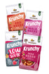 Blick von vorne auf die schräg in 2er Reihe angeordneten Packshots der vier Frucht-Krunchys Erdbeere, Waldbeere alternativ gesüßt, Low Sugar Very Berry sowie Himbeere von Bio-Knuspermüsli-Hersteller Barnhouse.