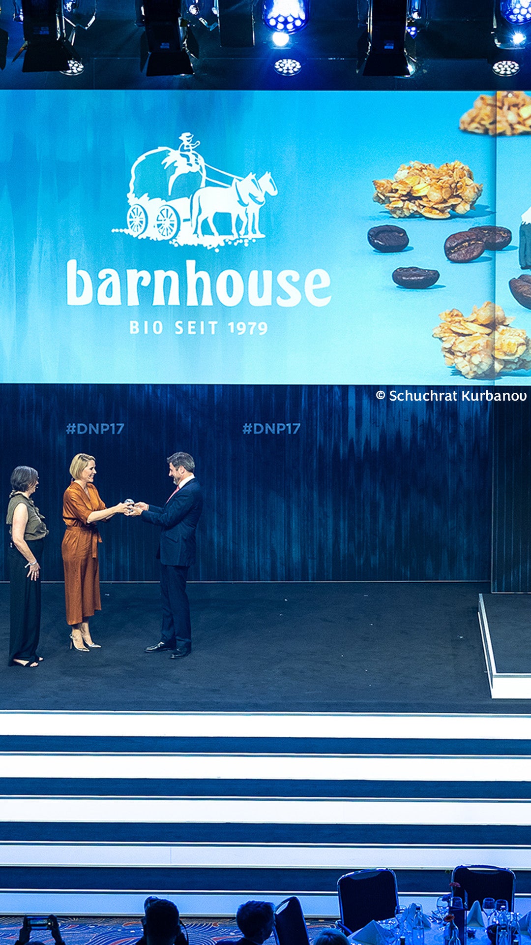Barnhouse Geschäftsführer Martin Eras bei der Preisübergabe mit ARD-Moderatorin Judith Rakers (Mitte) und WWF Deutschland Vorständin Heike Vespers (links)