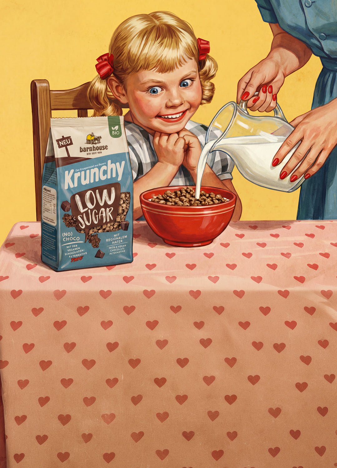 Bild in Comic-Optik: kleines, blondes Mädchen mit Zöpfen und roten Schleifen, das auf einem Holzstuhl sitzt. Vor ihr steht ein Tisch mit rosa Tischdecke, auf der rote Herzen sind. Das Mädchen blickt voller Freude auf einen blau-braunen Beutel Krunchy Low Sugar (No) Choco. Vor ihr steht eine rote Müslischüssel mit diesem Bio-Knuspermüsli. Vom rechten Bildrand schenkt eine Frau mit roten Fingernägeln im blauen Kleid Milch aus einer Karaffe in die Schüssel.