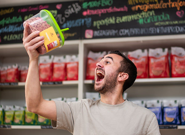 Dani aus dem Marketing schüttet sich voller Freude Krunchy Erdbeere in den Mund