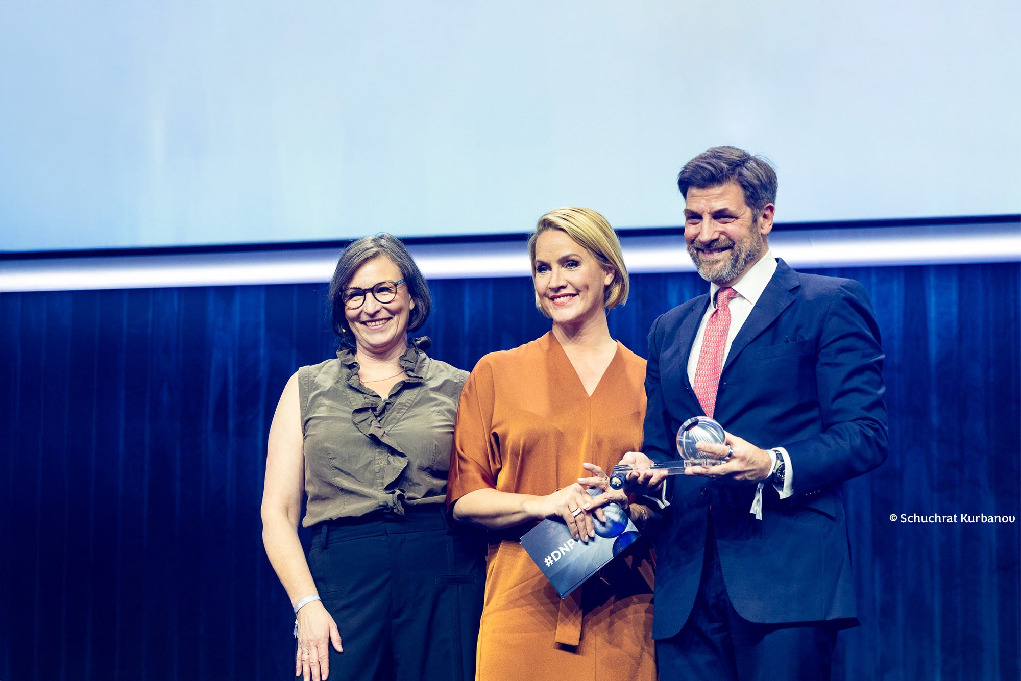 Barnhouse Geschäftsführer Martin Eras bei der Preisübergabe mit ARD-Moderatorin Judith Rakers (Mitte) und WWF Deutschland Vorständin Heike Vespers (links)