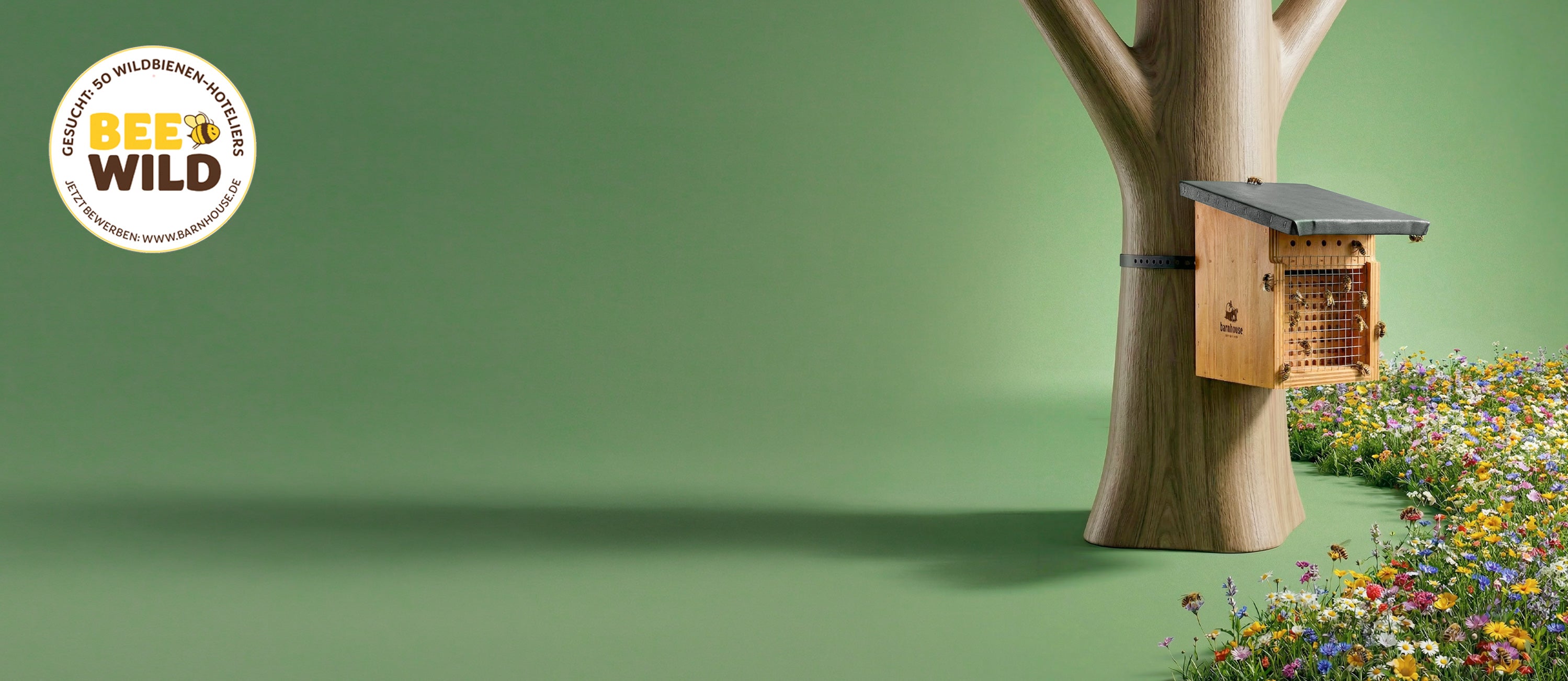 Rechts ein BARNHOUSE BEE WILD Nistkasten am Baum. Außenrum jede Menge Bienen. Rechts daneben ein Streifen Wiese mit vielen bunten Blumen. Links Button mit Bee wild Logo und Text „Gesucht: 50 Wildbienen-Hoteliers - Jetzt bewerben: www.barnhouse.de“