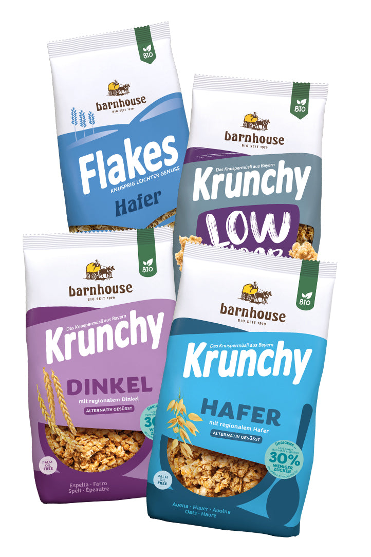 Blick von vorne auf die schräg in 2er Reihe angeordneten Packshots der vier Basis-Produkte Flakes Hafer, Low Sugar Plain Grain, Dinkel 30% weniger Zucker sowie Hafer 30% weniger Zucker von Bio-Knuspermüsli-Hersteller Barnhouse.