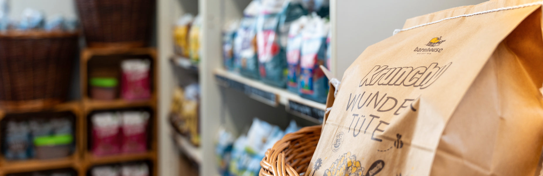 Blick in den Barnhouse Werksverkauf-Container mit verschiedenen Krunchy-Sorten und der Krunchy Wundertüte, die nur im Werksverkauf erhältlich ist.