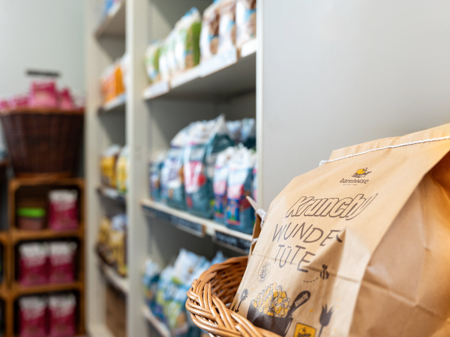 Blick in den Barnhouse Werksverkauf-Container mit verschiedenen Krunchy-Sorten und der Krunchy Wundertüte, die nur im Werksverkauf erhältlich ist.