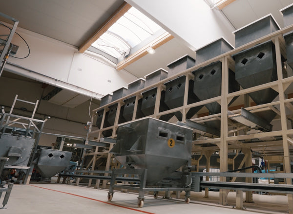 Blick in die Barnhouse Produktion, in der die einzelnen Zutaten automatisch für die Verarbeitung in den jeweiligen Container gefüllt werden.